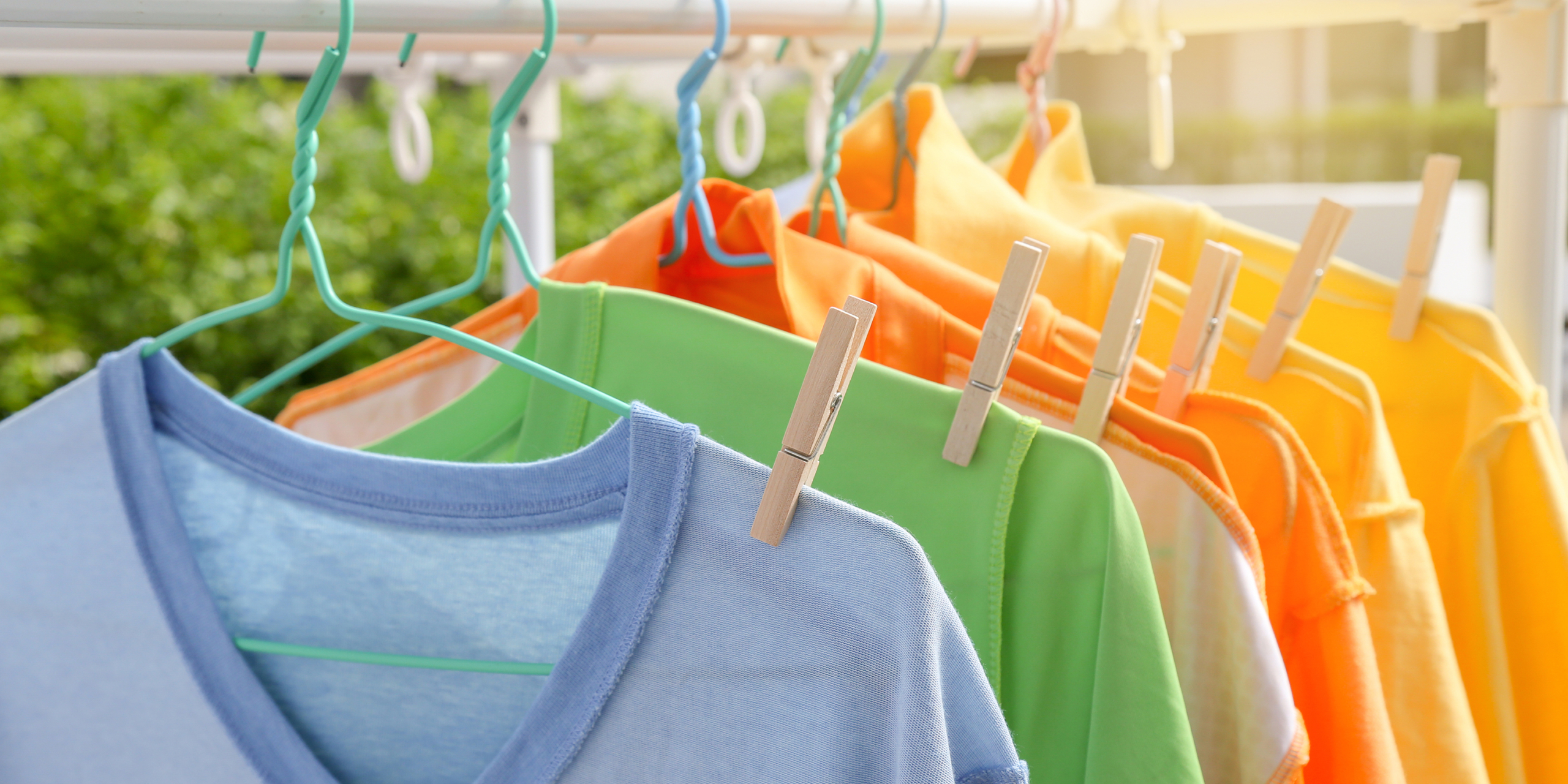 чистая одежда. щетка для пальто. белье на веревке. куртка tribord dg500 водонепроницаемая. белье сушится на веревке.