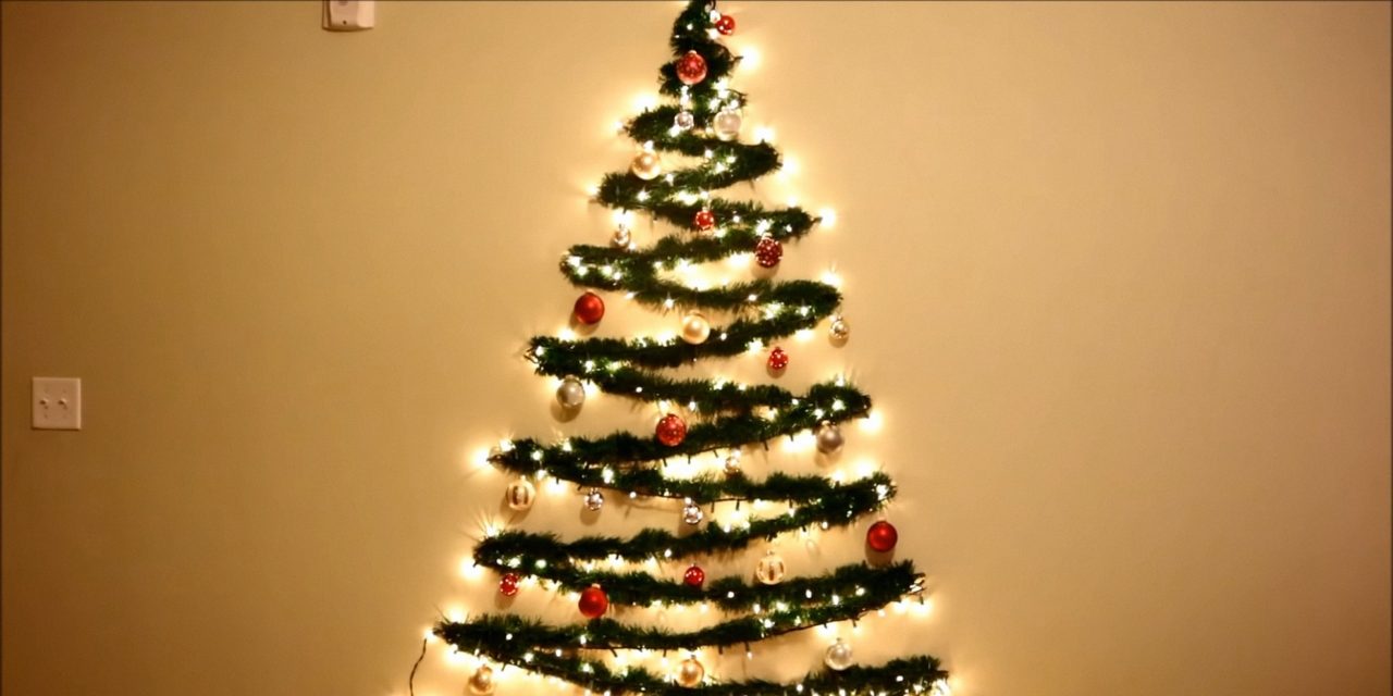 Елка из гирлянды на стене схема