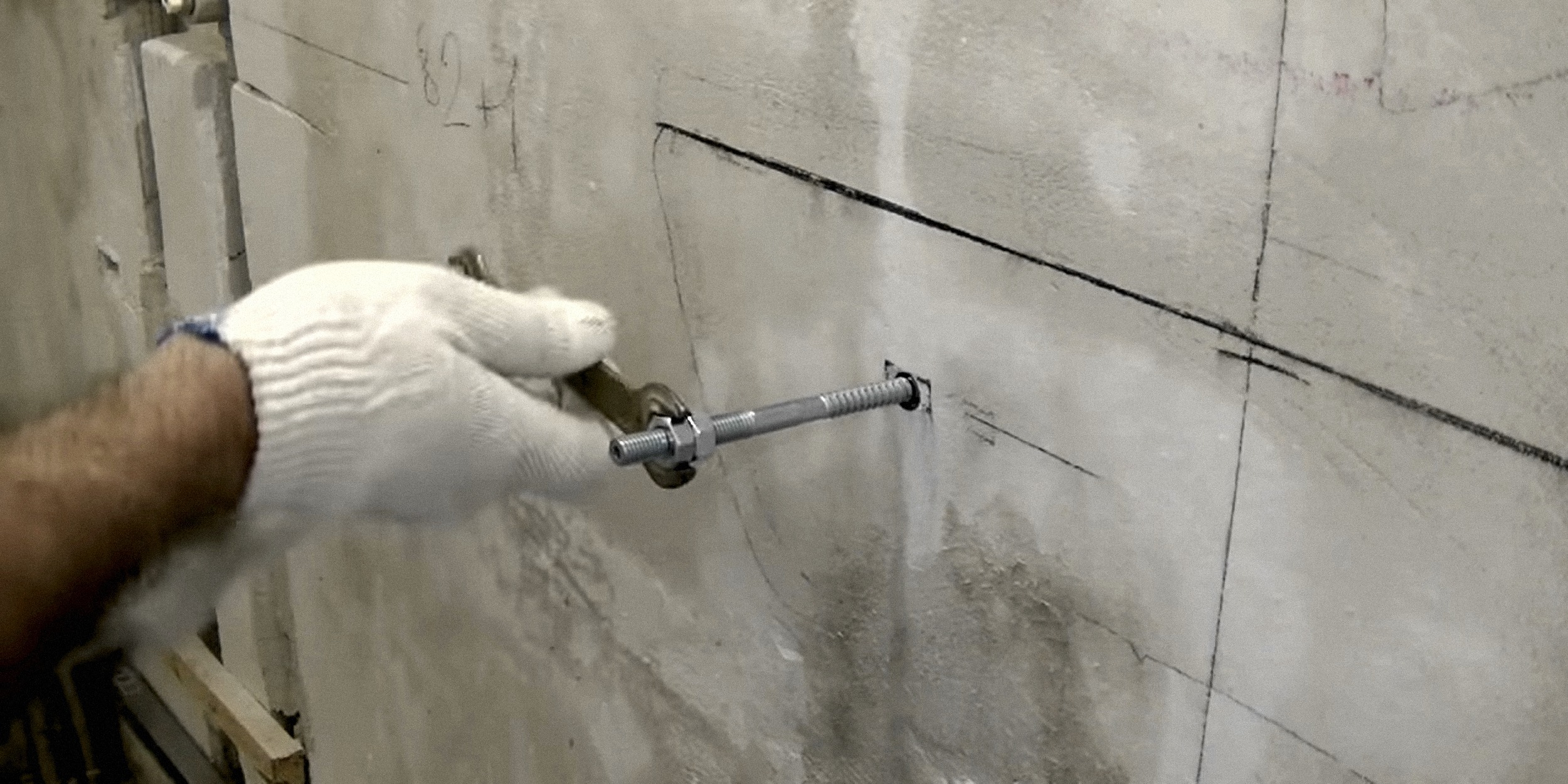 Как укрепить стену из пазогребневых плит для навешивания шкафов