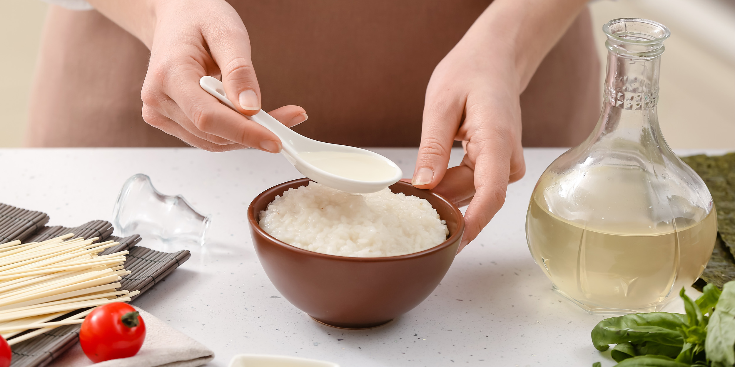 Рисовый уксус - неотъемлемая часть японских блюд: суши и роллов
