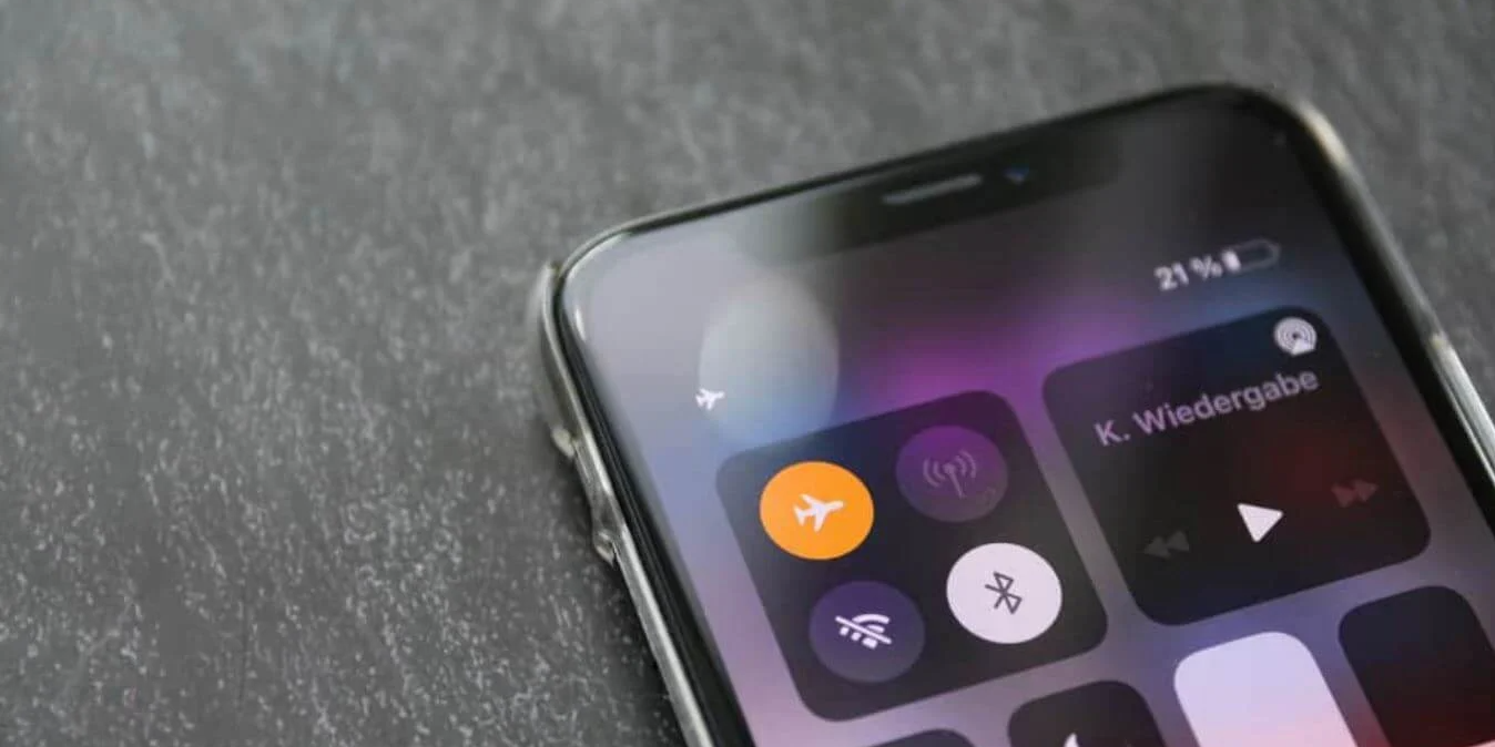 Хакеры научились взламывать любой iPhone с помощью поддельного авиарежима -  Лайфхакер