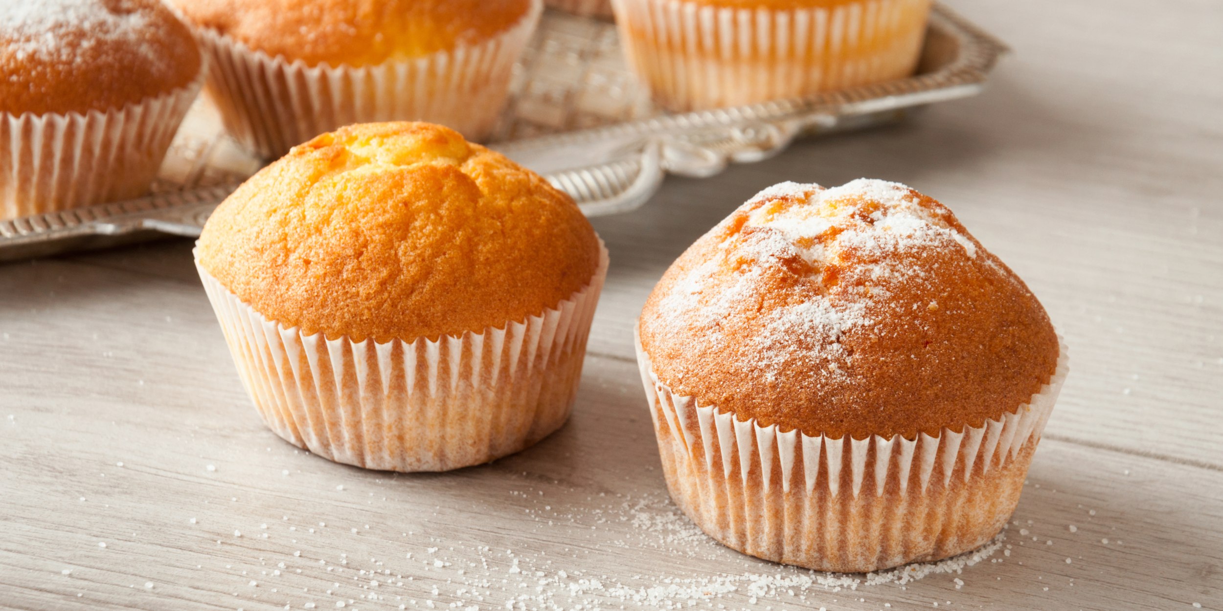 Кексы на кефире, с вишнёвым вареньем и орехами