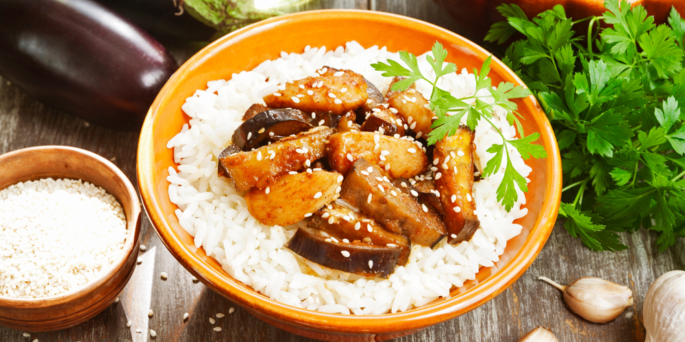 Сағат арнайы агентпен жыныстық қатынасқа түскен Үлкен кеуделі ханымдар видеосы